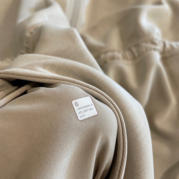 Lululemon Cinch-Waist Softstreme Jacket Women’s Size 6 beige - Picture 4 of 7